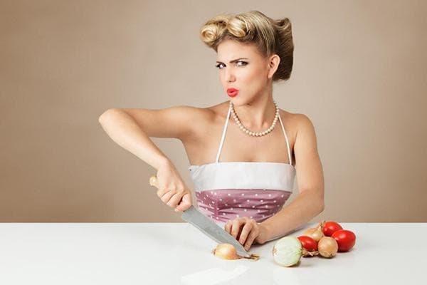 Femme coupant des oignons