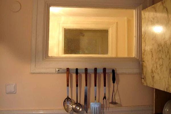 Fenêtre entre salle de bain et cuisine