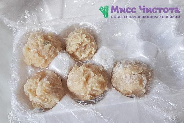 Boulettes de poulet dans un plateau à œufs