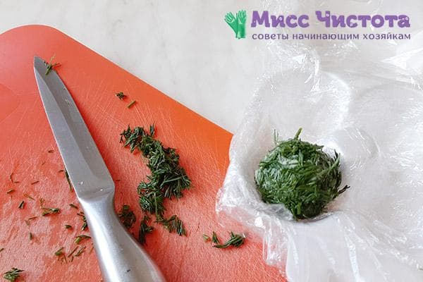 Congeler des légumes verts hachés avec du beurre dans un plateau à œufs