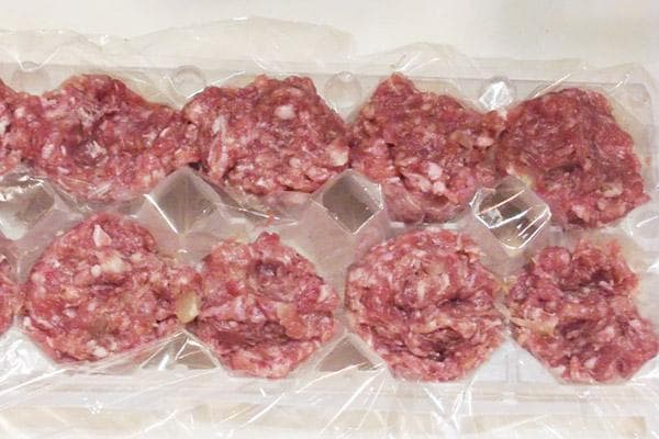 Boulettes de viande dans un plateau à œufs