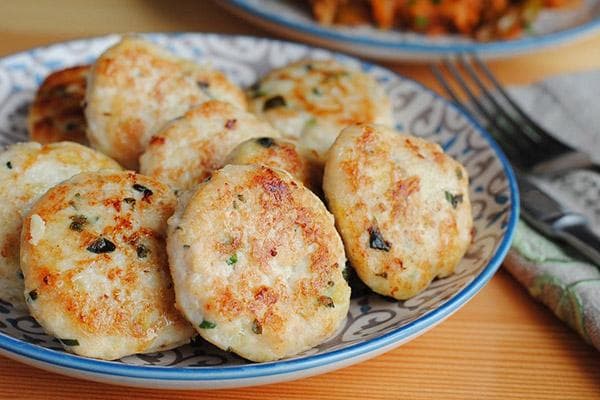 Mini côtelettes sur une assiette