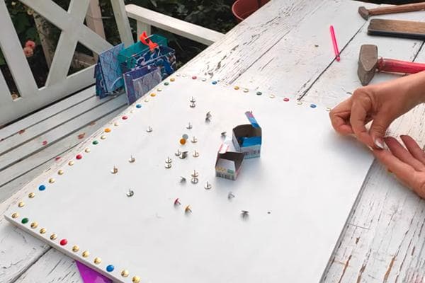 Décorer du contreplaqué peint avec des boutons multicolores