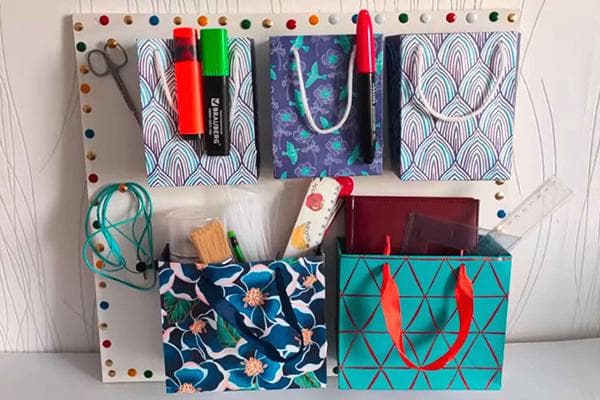 Organisateur fabriqué à partir de sacs cadeaux et de contreplaqué
