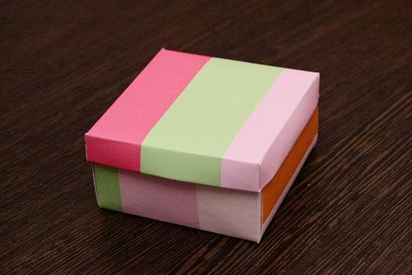 Boîte en papier avec couvercle