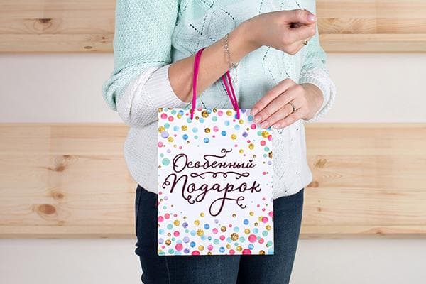 Femme avec sac cadeau