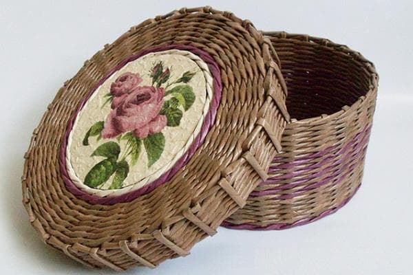 Boîte composée de tubes de journaux