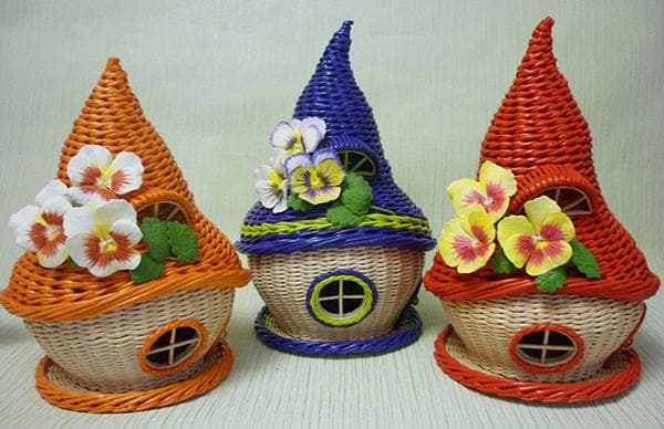 Maisons en osier fabriquées à partir de tubes de journaux