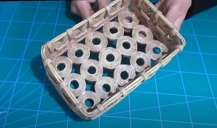 Panier en tubes de journaux