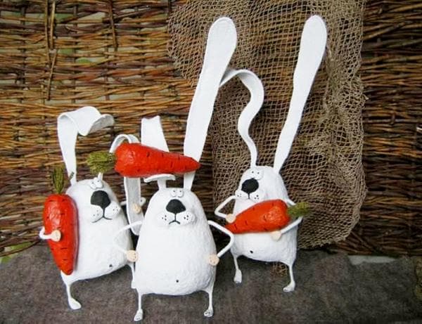 Lièvres en papier mâché