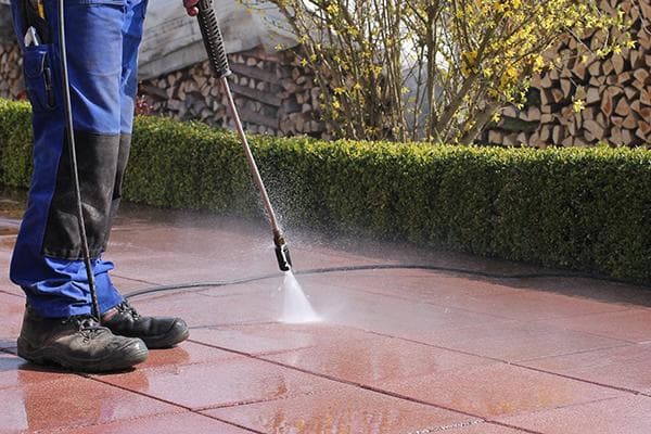Lavage des dalles de pavage avec un tuyau