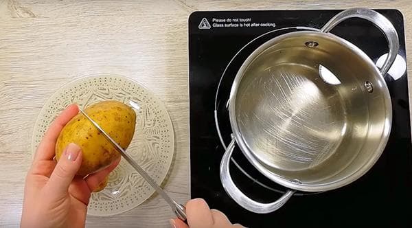Couper les pommes de terre avant de les faire bouillir dans leur veste