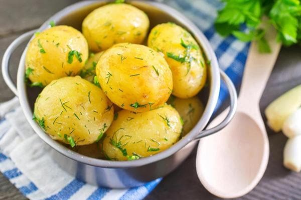 Pommes de terre bouillies aux herbes