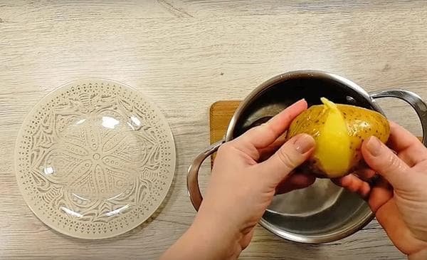 Enlever les vestes des pommes de terre