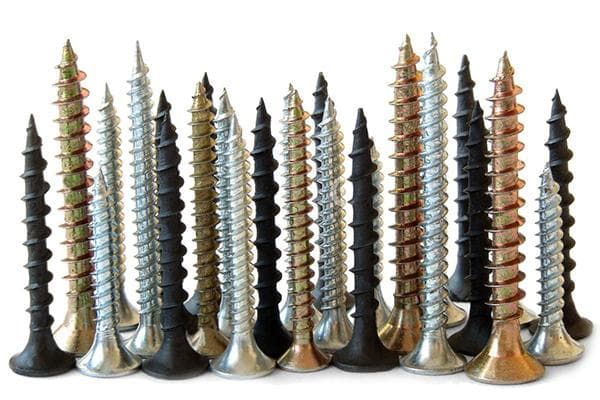 Vis autotaraudeuses de différentes couleurs