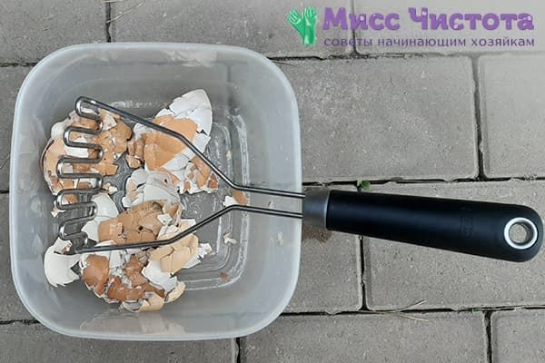 Broyer des coquilles d'œufs