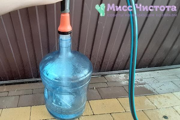 Rincer une bouteille de 19 litres avec un tuyau