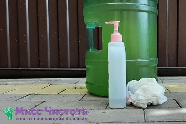 Détergent et chiffon pour nettoyer l'intérieur de la bouteille de légumes verts de 19 litres