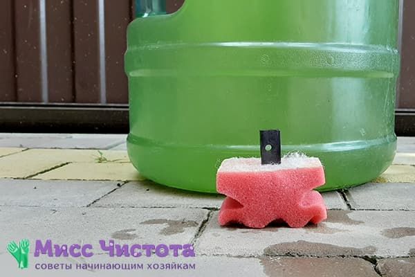 Éponge, aimant et bouteille d'eau de 19 litres, intérieur vert