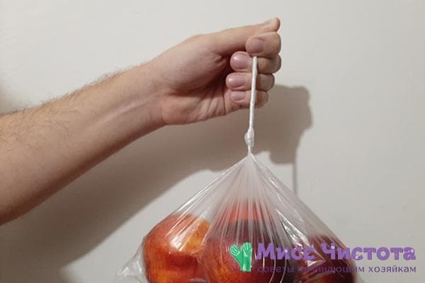 Torsader l'extrémité libre du sac pour en faire une corde