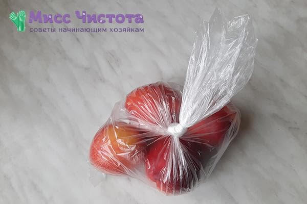Noeud serré sur un sac de nectarines