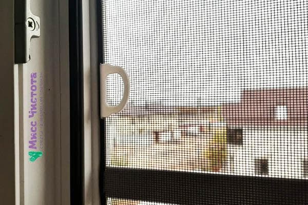 Poignée en plastique sur moustiquaire