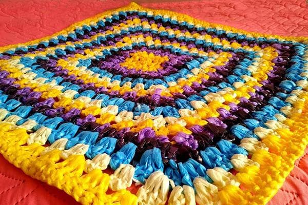 Tapis au crochet fabriqué à partir de sacs