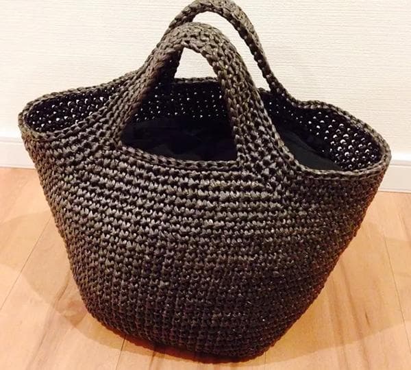 Sac tricoté à partir de sacs poubelles noirs