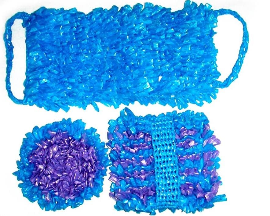 Un gant de toilette fabriqué à partir de sacs en plastique