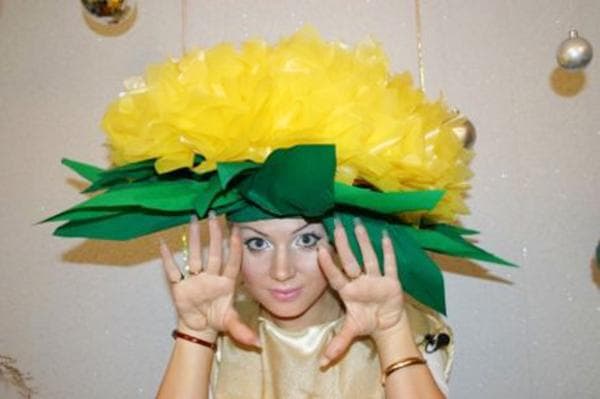 Chapeau de pissenlit fabriqué à partir de sacs en plastique