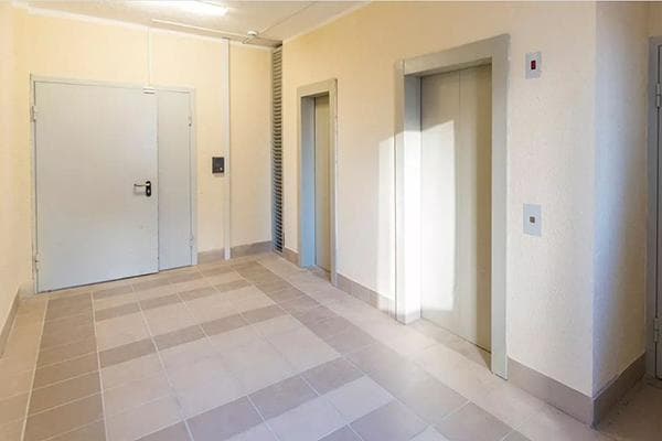 Deux ascenseurs à l'entrée - fret et passagers