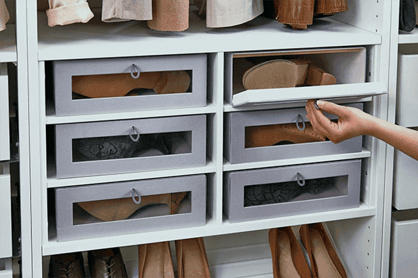Tiroirs pour ranger les chaussures dans le placard