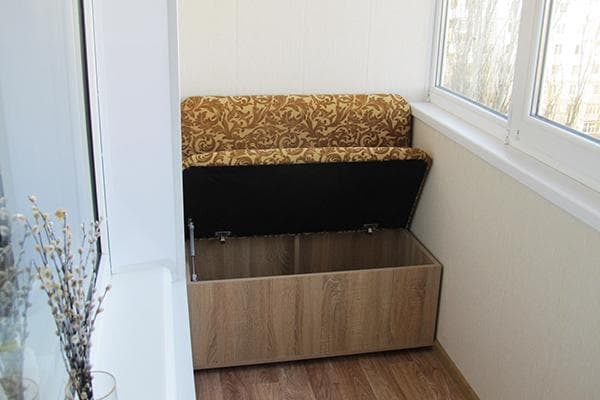 Coffre sur le balcon