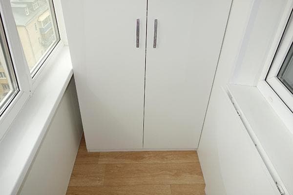 Meuble à chaussures sur le balcon