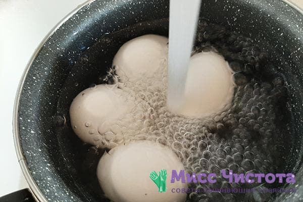 Oeufs durs sous l'eau froide courante