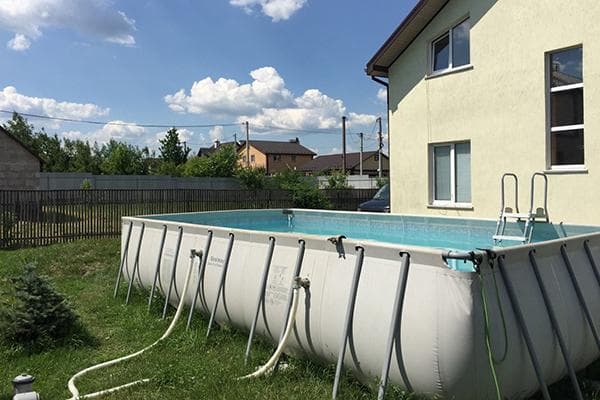 Piscine à cadre sur place