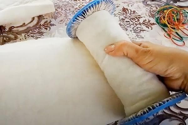 Enroulage d'un ouate de polyester sur le châssis d'une cartouche filtrante de piscine