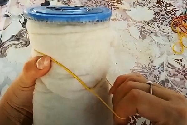 Fixation du rembourrage en polyester sur la cartouche filtrante