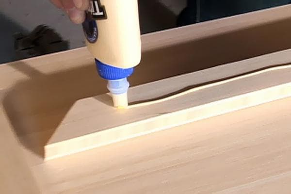 Collage de pièces de meubles en bois