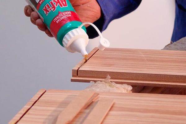 Utiliser de la colle à bois
