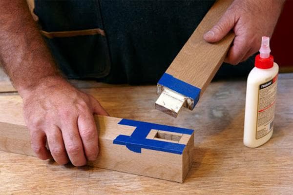 Collage de pièces de chaise en bois