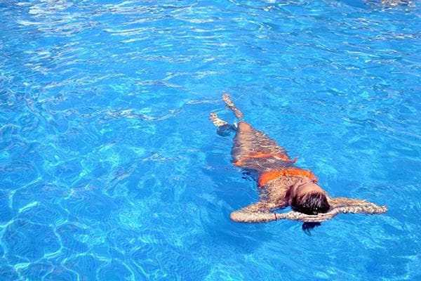 Fille dans une piscine propre