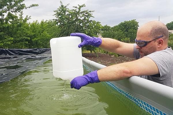 Ajouter du peroxyde d'hydrogène à la piscine