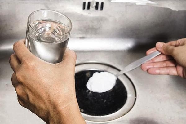 Nettoyer les canalisations avec du bicarbonate de soude et du vinaigre