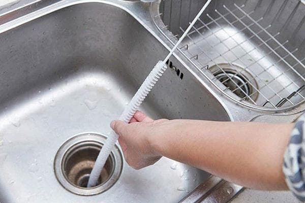 Retirer un blocage avec un câble de plomberie