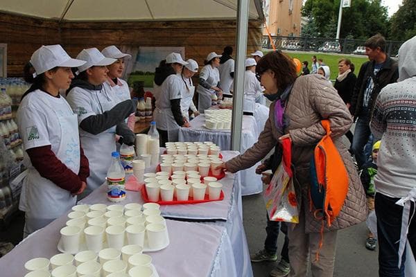 Dégustation de produits laitiers au marché