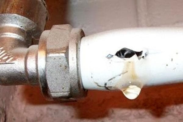 Un tuyau métal-plastique a fui