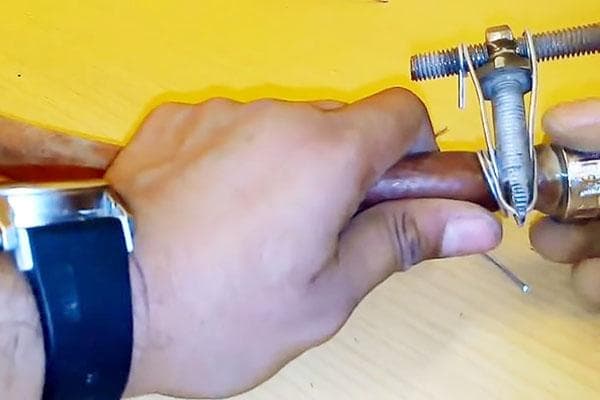 Serrer le fil avec une pince maison