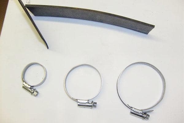 Pinces métalliques et caoutchouc épais