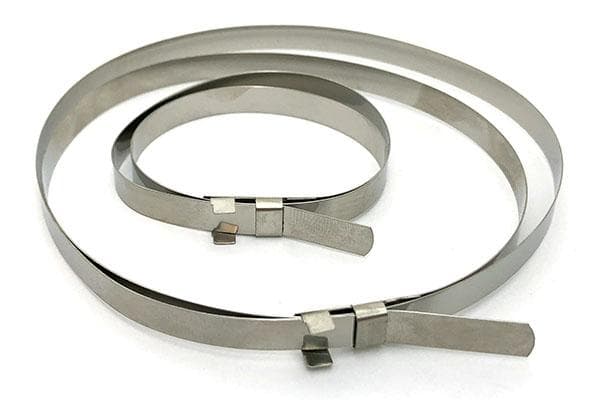 Pinces métalliques à bande
